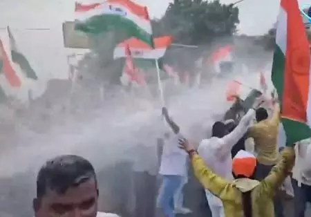 बिहार: राजद के लोक भवन मार्च में प्रदर्शनकरियों ने बैरिकेडिंग तोड़ी, तेजस्वी यादव हिरासत में बिहार: राजद के लोक भवन मार्च में प्रदर्शनकरियों ने बैरिकेडिंग तोड़ी, तेजस्वी यादव हिरासत में