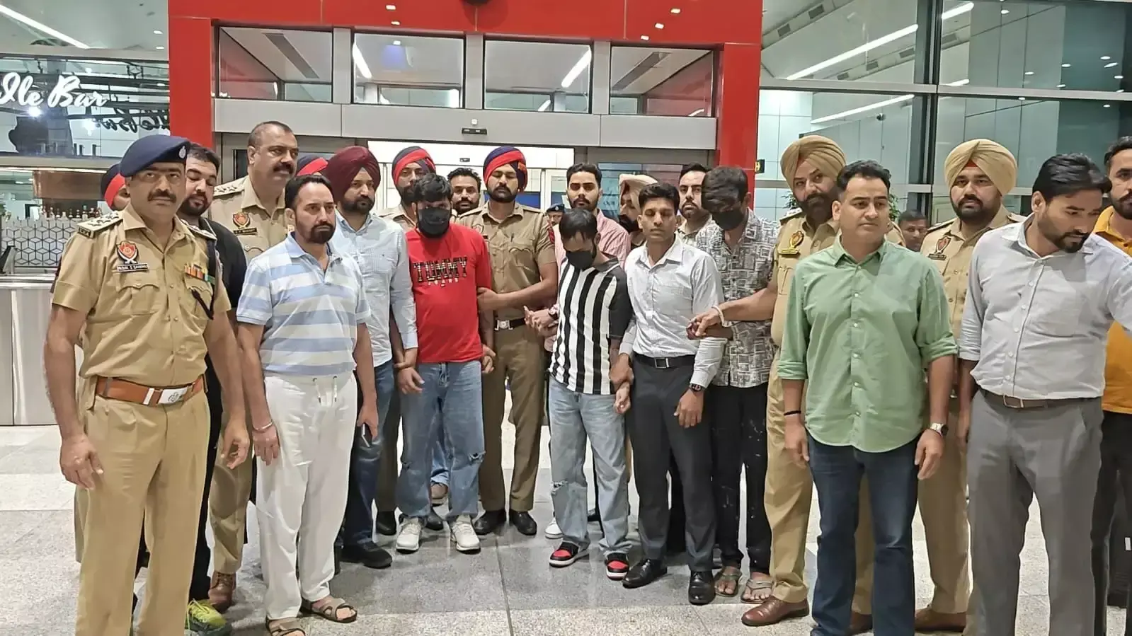 Chandigarh: मलेशिया से डिपोर्ट किए गए बंबीहा गैंग के तीन वांछित आरोपी, पंजाब पुलिस की बड़ी कामयाबी Chandigarh: मलेशिया से डिपोर्ट किए गए बंबीहा गैंग के तीन वांछित आरोपी, पंजाब पुलिस की बड़ी कामयाबी