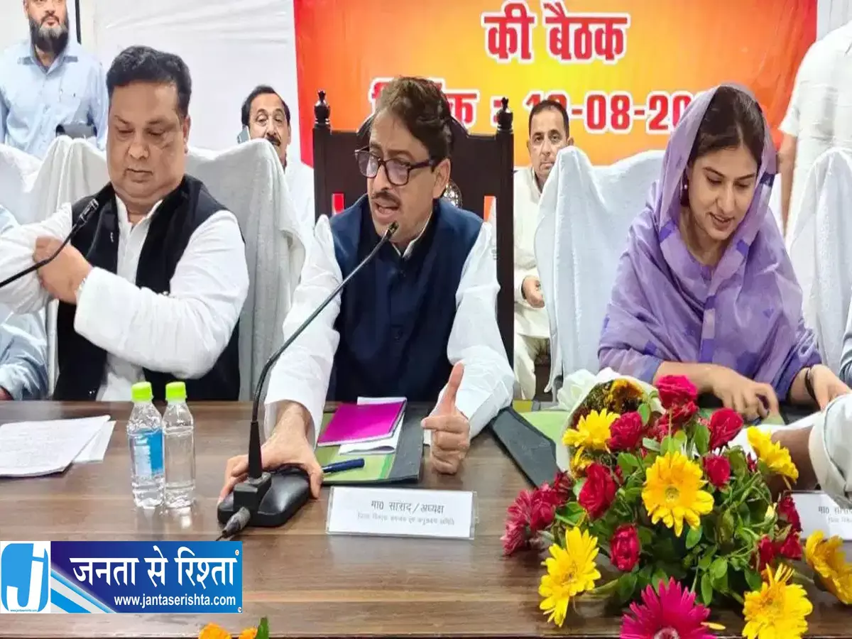 इकरा हसन के सामने गठबंधन नेताओं में घमासान बैठक का वीडियो वायरल इकरा हसन के सामने गठबंधन नेताओं में घमासान बैठक का वीडियो वायरल