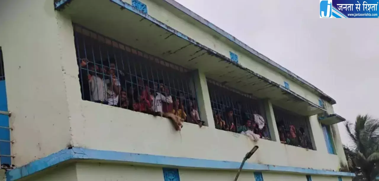 ओडिशा में बाढ़ का कहर, 230 छात्रों को ODRAF ने नाव से बचाया ओडिशा में बाढ़ का कहर, 230 छात्रों को ODRAF ने नाव से बचाया