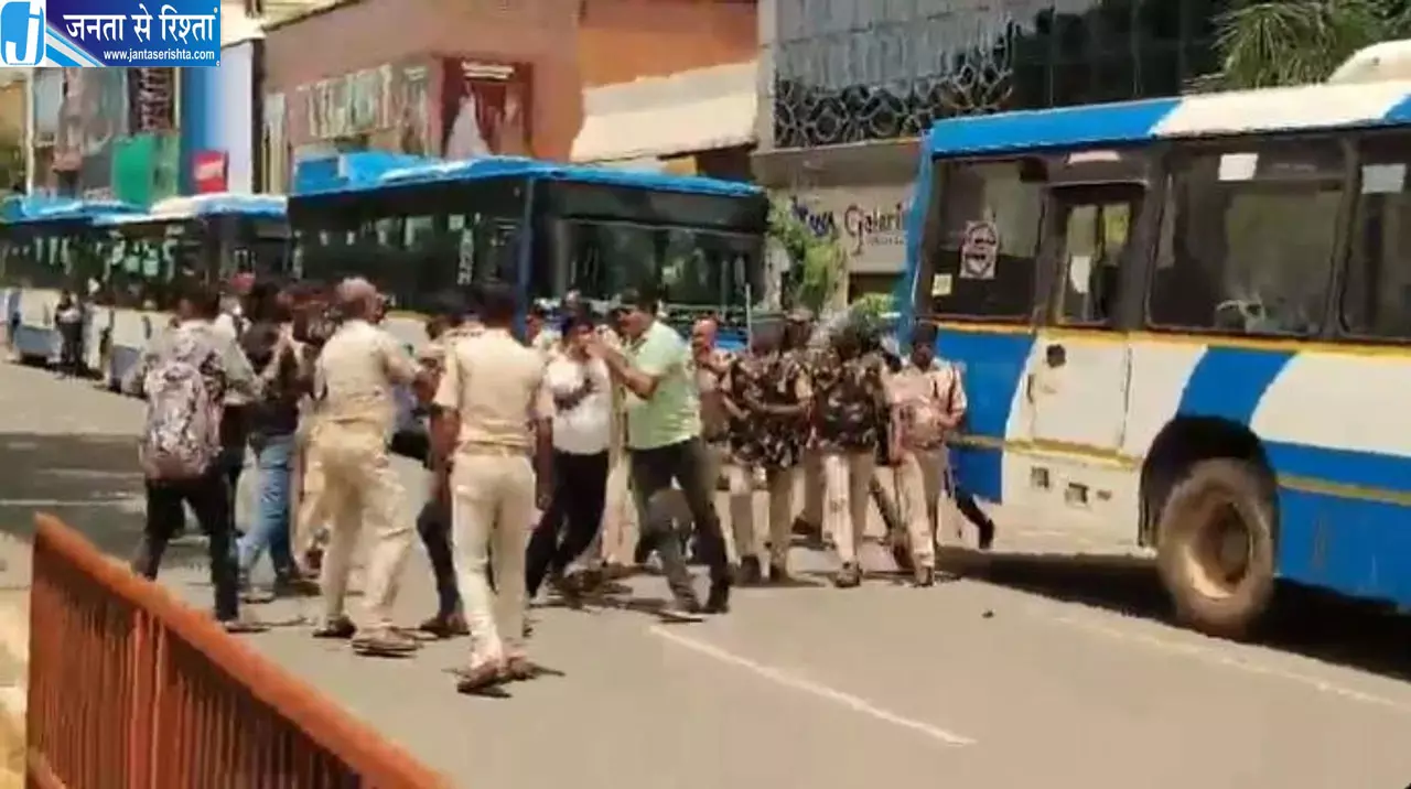 भुवनेश्वर में कैब ड्राइवरों का प्रदर्शन हिंसक, पुलिस ने कई को हिरासत में लिया भुवनेश्वर में कैब ड्राइवरों का प्रदर्शन हिंसक, पुलिस ने कई को हिरासत में लिया