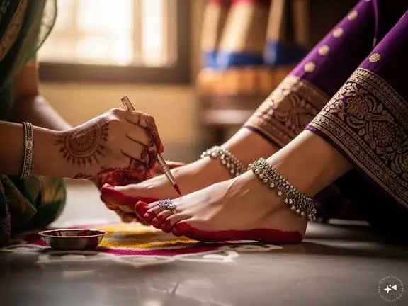 आलता के बिना अधूरा क्यों माना जाता है महिलाओं का श्रृंगार जानें धार्मिक महत्व आलता के बिना अधूरा क्यों माना जाता है महिलाओं का श्रृंगार जानें धार्मिक महत्व