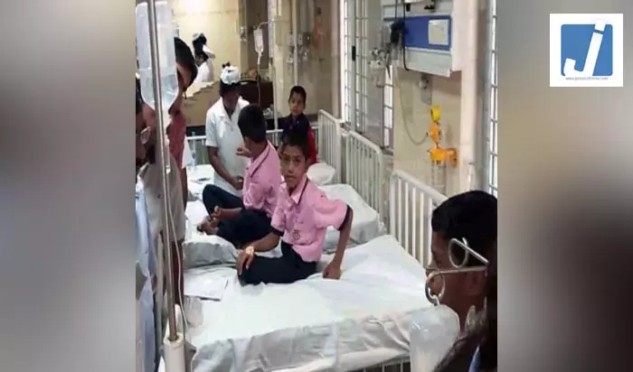 मिड-डे मील खाने के बाद दो दर्जन से ज्यादा बच्चे बीमार पड़े, मचा हड़कंप मिड-डे मील खाने के बाद दो दर्जन से ज्यादा बच्चे बीमार पड़े, मचा हड़कंप