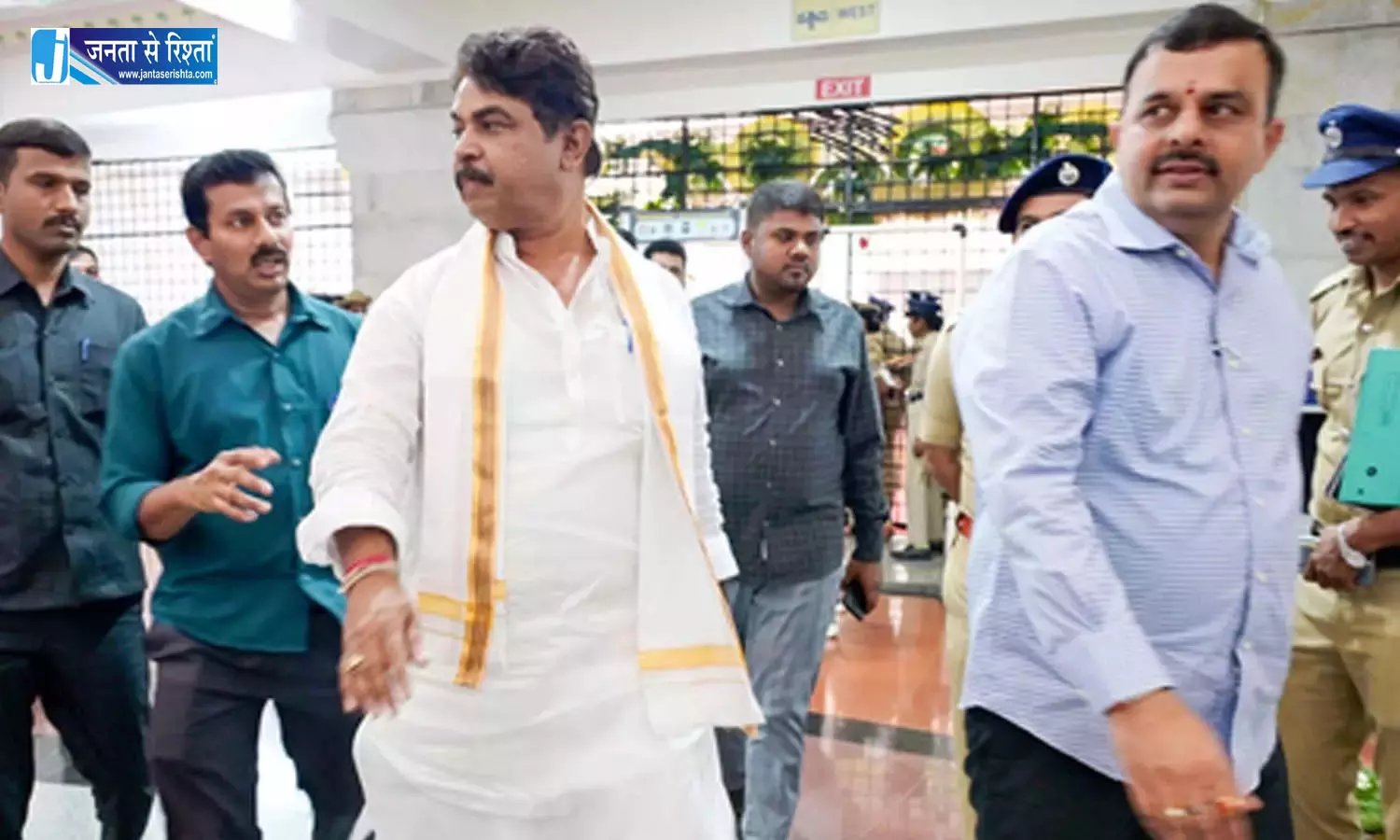 कर्नाटक में बढ़ा सियासी विवाद, बीजेपी ने मंत्री बी नागेंद्र पर साधा निशाना कर्नाटक में बढ़ा सियासी विवाद, बीजेपी ने मंत्री बी नागेंद्र पर साधा निशाना