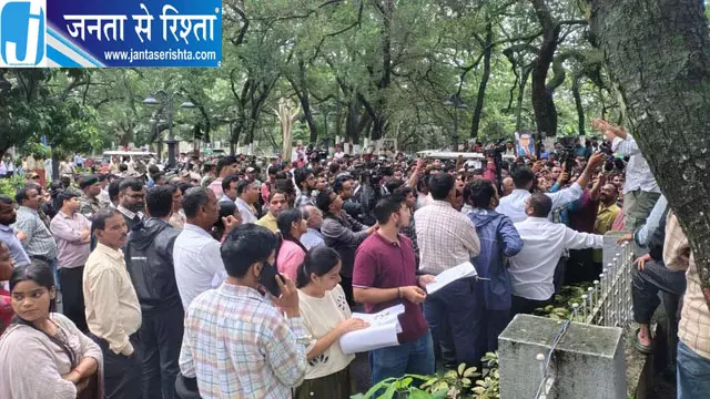 रांची में अभ्यर्थियों का प्रदर्शन उग्र, प्रोजेक्ट भवन की बैरिकेडिंग तोड़ी रांची में अभ्यर्थियों का प्रदर्शन उग्र, प्रोजेक्ट भवन की बैरिकेडिंग तोड़ी