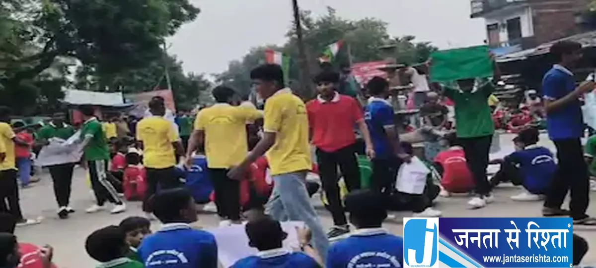 उन्नाव में छात्रों का हल्लाबोल मांगों को लेकर सड़क पर उतरे बच्चे उन्नाव में छात्रों का हल्लाबोल मांगों को लेकर सड़क पर उतरे बच्चे