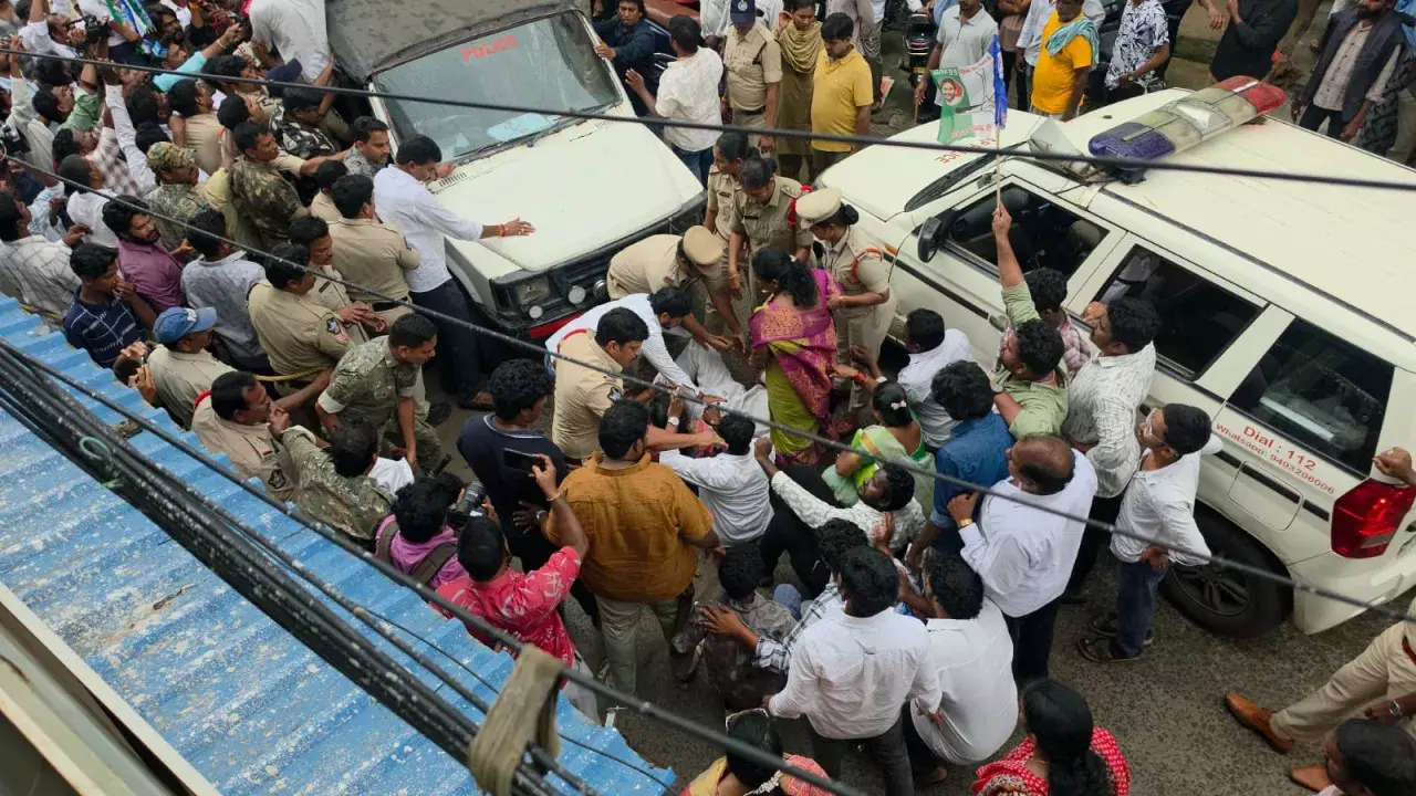 आंध्र में सियासी पारा चढ़ा: YSRCP ने लगाया विपक्ष को निशाना बनाने का आरोप आंध्र में सियासी पारा चढ़ा: YSRCP ने लगाया विपक्ष को निशाना बनाने का आरोप
