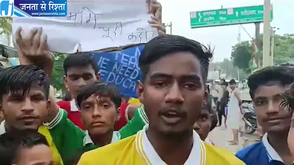 बच्चों के आंदोलन से प्रशासन हरकत में उन्नाव में साथ बैठकर खाना खाया बच्चों के आंदोलन से प्रशासन हरकत में उन्नाव में साथ बैठकर खाना खाया