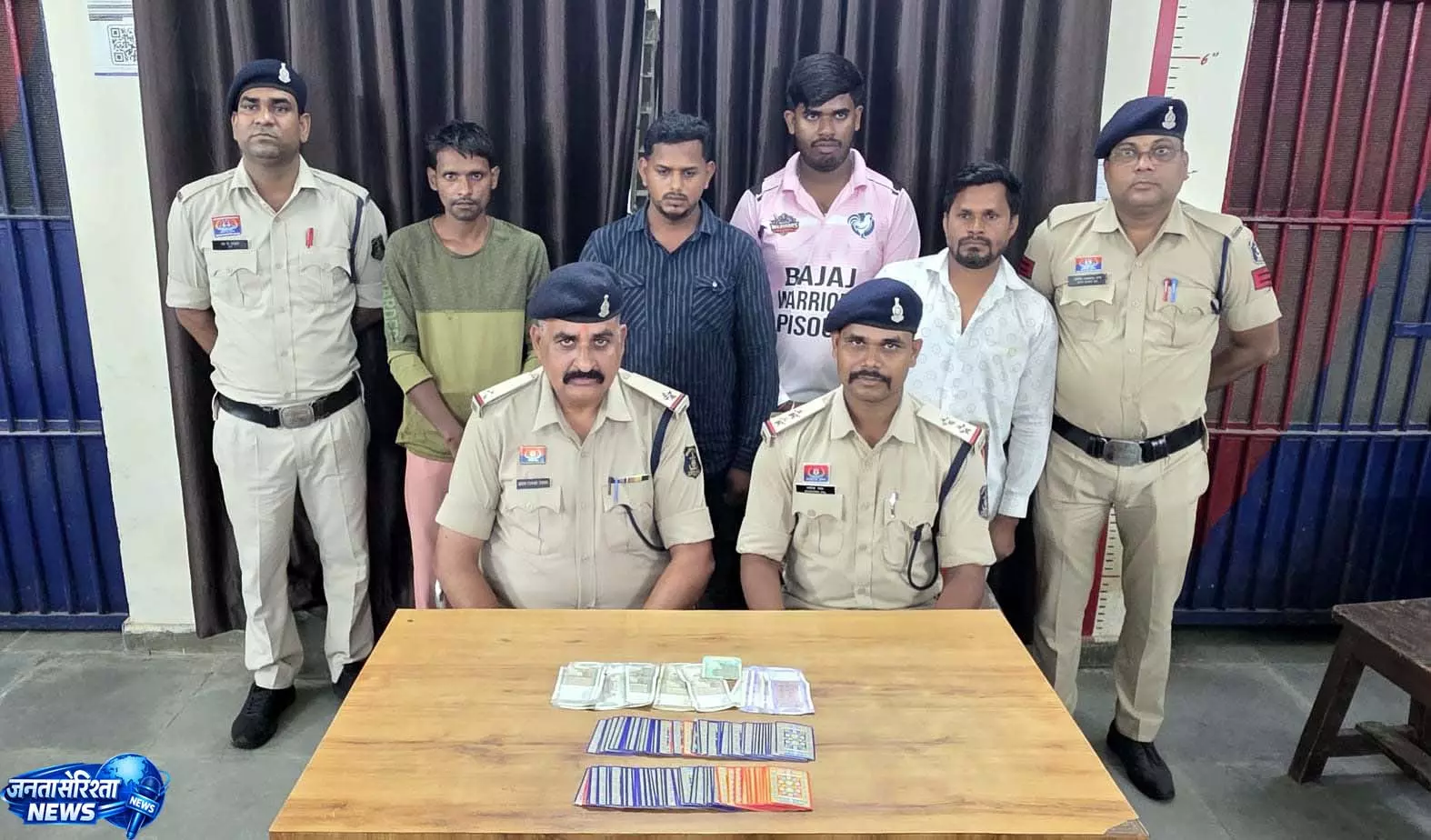 CG: जुआ फड़ पर पुलिस की रेड, 4 जुआरी गिरफ्तार CG: जुआ फड़ पर पुलिस की रेड, 4 जुआरी गिरफ्तार
