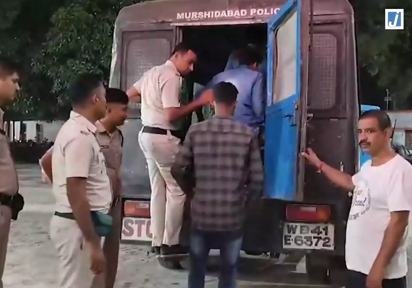 बंगाल में बड़ी कार्रवाई, संदिग्ध 7 बांग्लादेशी हिरासत में बंगाल में बड़ी कार्रवाई, संदिग्ध 7 बांग्लादेशी हिरासत में