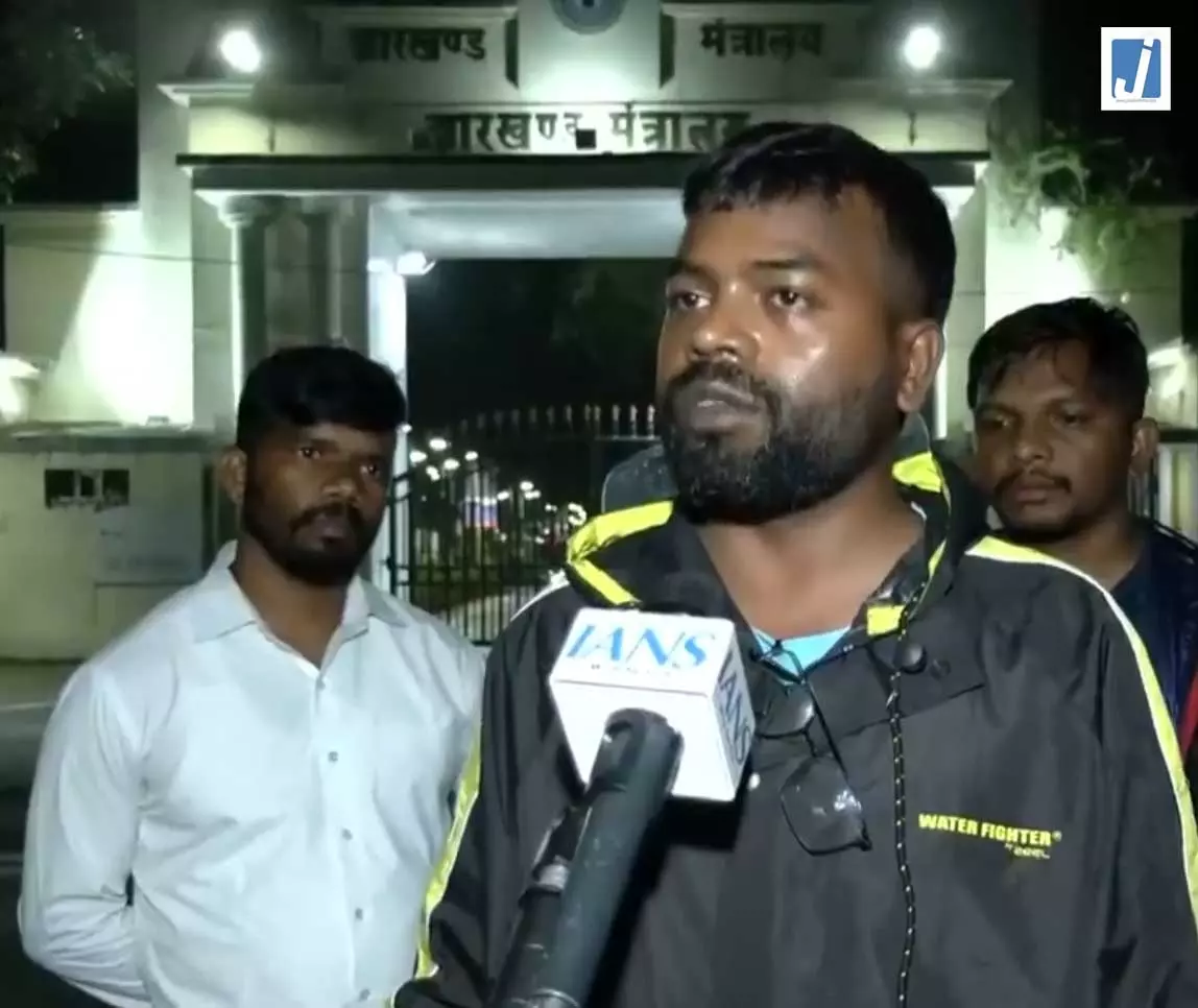 रांची छात्र प्रदर्शन के बीच अजित ने बताया अपना संघर्ष, बोले- मेहनत से बनाई पहचान रांची छात्र प्रदर्शन के बीच अजित ने बताया अपना संघर्ष, बोले- मेहनत से बनाई पहचान