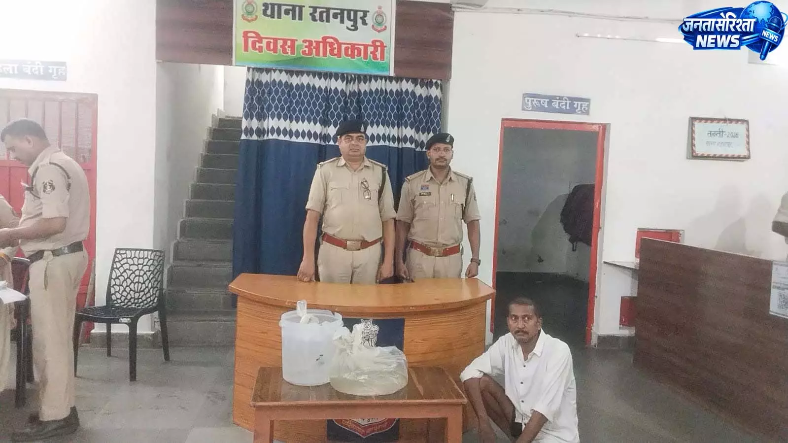 25 लीटर कच्ची महुआ शराब के साथ ढाबा संचालक गिरफ्तार 25 लीटर कच्ची महुआ शराब के साथ ढाबा संचालक गिरफ्तार