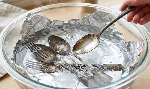 किचन में रखा फॉयल पेपर करेगा कमाल जानिए इसके आसान घरेलू उपाय