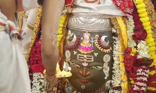 भांग, चंदन और सूखे मेवे से बाबा महाकाल का मनमोहक शृंगार, ओलंपियन मनु भाकर ने किए दर्शन भांग, चंदन और सूखे मेवे से बाबा महाकाल का मनमोहक शृंगार, ओलंपियन मनु भाकर ने किए दर्शन