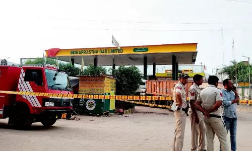 Delhi CNG स्टेशन पर सिलेंडर ब्लास्ट में 3 की मौत Delhi CNG स्टेशन पर सिलेंडर ब्लास्ट में 3 की मौत