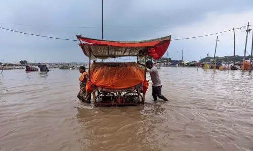 गंगा-यमुना के बढ़ते जलस्तर से संगम क्षेत्र में बदला नजारा, बड़े हनुमान मंदिर तक पहुंचा पानी गंगा-यमुना के बढ़ते जलस्तर से संगम क्षेत्र में बदला नजारा, बड़े हनुमान मंदिर तक पहुंचा पानी