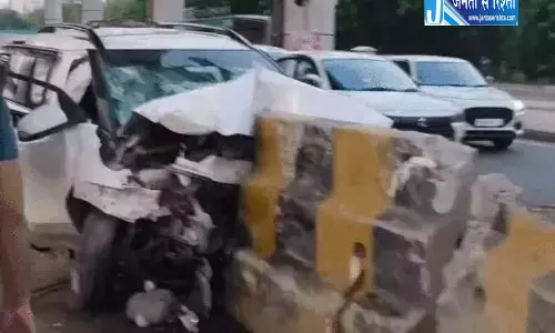 Gurugram तेज रफ्तार कार डिवाइडर से टकराई, 4 घायल Gurugram तेज रफ्तार कार डिवाइडर से टकराई, 4 घायल
