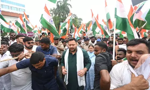 बिहार में छात्र आंदोलन पर तेजस्वी यादव का राजभवन मार्च बिहार में छात्र आंदोलन पर तेजस्वी यादव का राजभवन मार्च