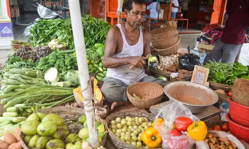 लखनऊ में बारिश से सब्जियों के दाम बढ़े, प्याज 60 रुपये किलो तक पहुंचा