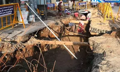कमला मार्केट में सीवर काम से थमी रफ्तार जाम और हादसे का बढ़ा खतरा