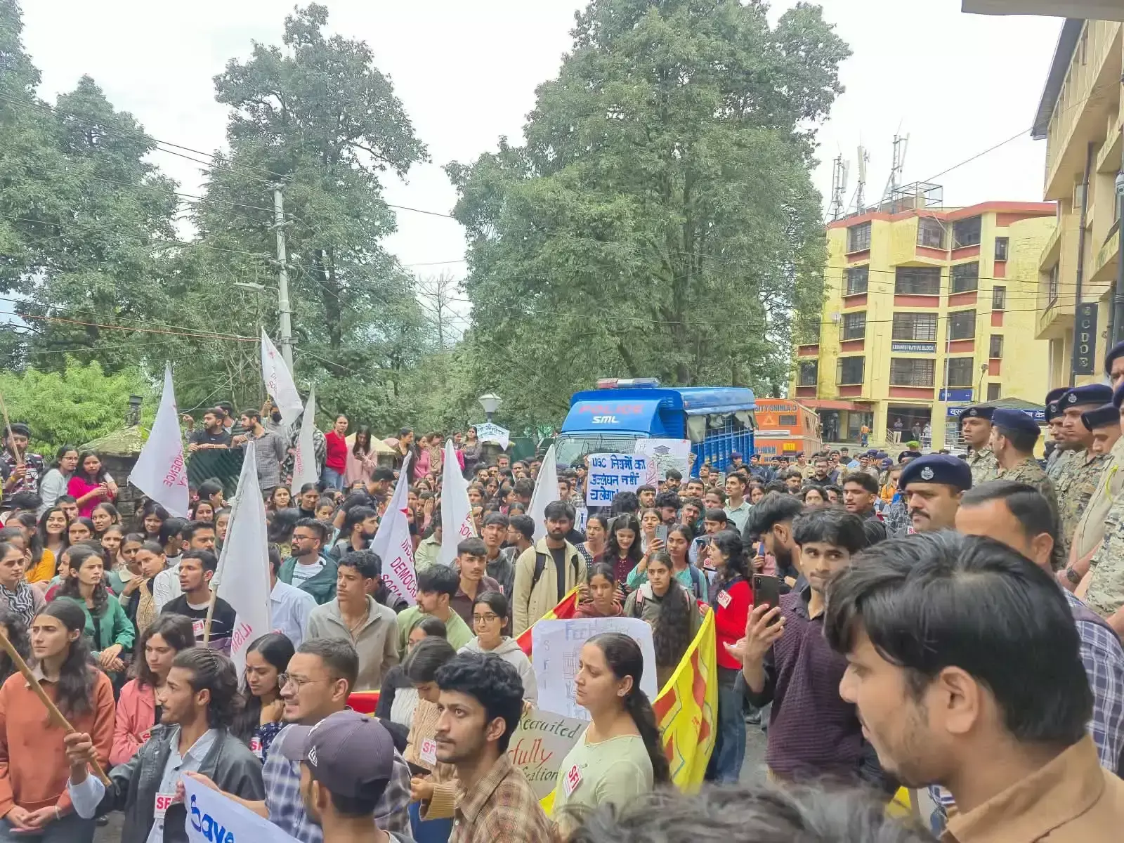 Shimla: फीस वृद्धि के विरोध में एसएफआई कार्यकर्ताओं ने हिमाचल विवि में किया प्रदर्शन