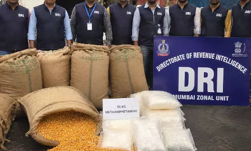 DRI की बड़ी कार्रवाई मक्के की बोरियों में छिपाई 56 किलो मेथम्फेटामाइन जब्त