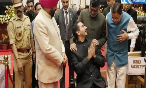 उपराष्ट्रपति सीपी राधाकृष्णन ने पेश की मिसाल व्हीलचेयर पर बैठे शिक्षक से की मुलाकात