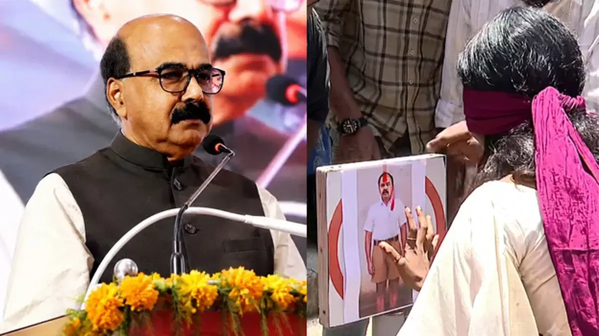 Kerala: VC की तस्वीर पर बिंदी लगाकर SFI का अनोखा विरोध प्रदर्शन Kerala: VC की तस्वीर पर बिंदी लगाकर SFI का अनोखा विरोध प्रदर्शन