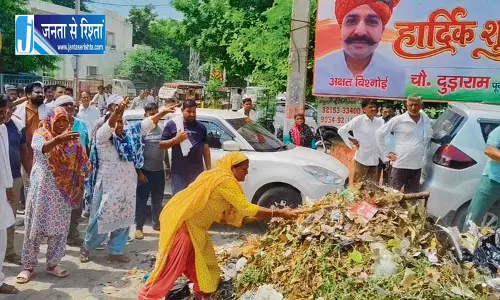 Fatehabad में कचरा विवाद, नेताओं के दफ्तर घिरे