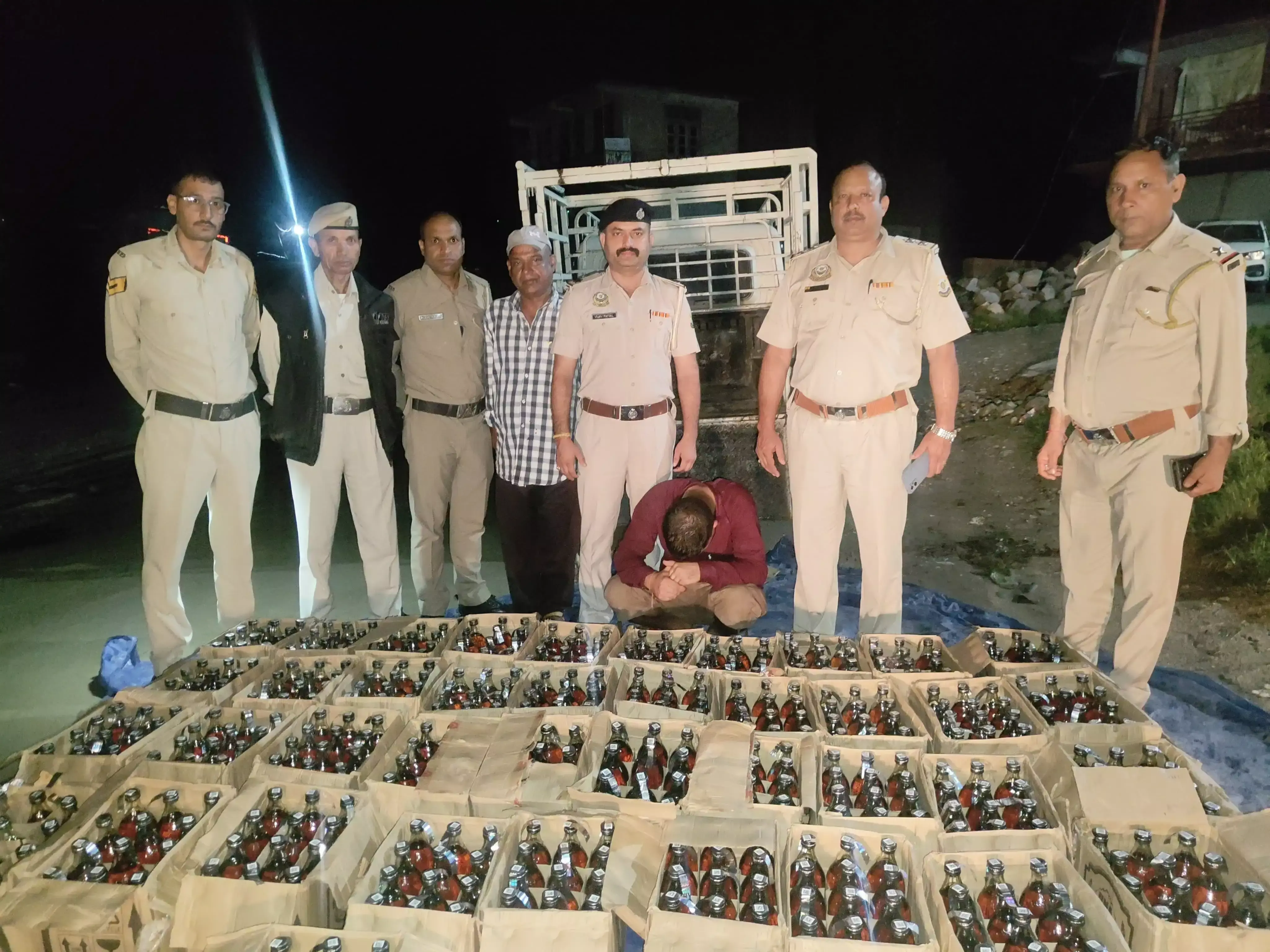 Mandi: 480 शराब की बोतलें बरामद, पुलिस ने तस्करी की कोशिश नाकाम की Mandi: 480 शराब की बोतलें बरामद, पुलिस ने तस्करी की कोशिश नाकाम की