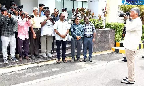 Andhra: वर्ल्ड फ़ोटोग्राफ़ी डे पर CM नायडू बने फ़ोटोग्राफ़र
