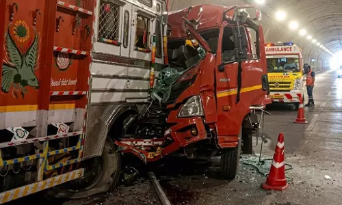 टनल बनी मौत का रास्ता, ट्रकों के उड़े परखच्चे तीन लोगों की मौके पर मौत टनल बनी मौत का रास्ता, ट्रकों के उड़े परखच्चे तीन लोगों की मौके पर मौत