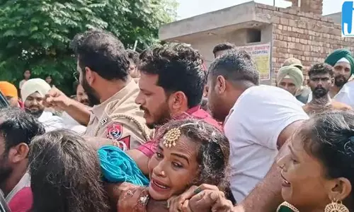 Faridkot दुल्हन के पिता को उठाने पहुंची पुलिस, भिड़े लोग Faridkot दुल्हन के पिता को उठाने पहुंची पुलिस, भिड़े लोग