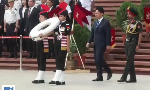 जापान के रक्षा मंत्री शिंजिरो कोइज़ुमी ने नेशनल वॉर मेमोरियल पर अर्पित की श्रद्धांजलि