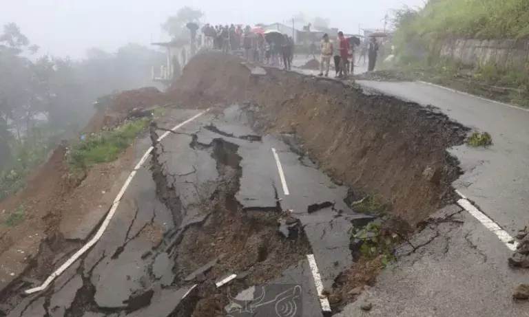 जुन्हेबोटो भूस्खलन: 3 मकानों को नुकसान, NH-702A पर लगा जाम जुन्हेबोटो भूस्खलन: 3 मकानों को नुकसान, NH-702A पर लगा जाम