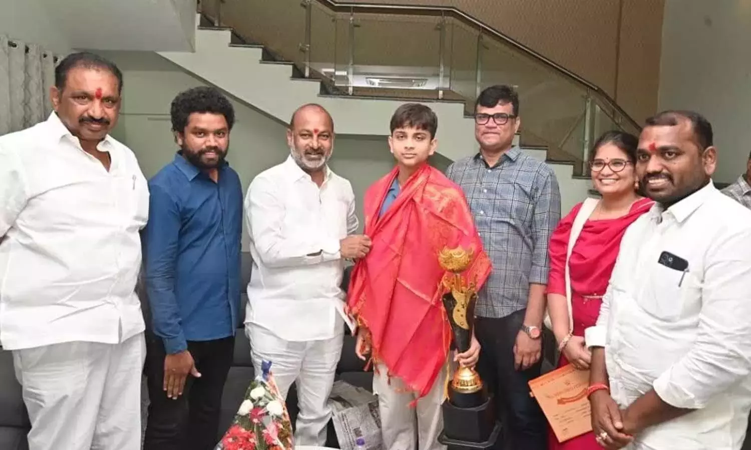 बंदी संजय ने युवा शतरंज खिलाड़ी शौनक को सम्मानित किया बंदी संजय ने युवा शतरंज खिलाड़ी शौनक को सम्मानित किया
