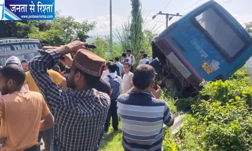 बिलासपुर में HRTC बस खाई में गिरने से बची पैरापिट ने बचाई 40 यात्रियों की जान