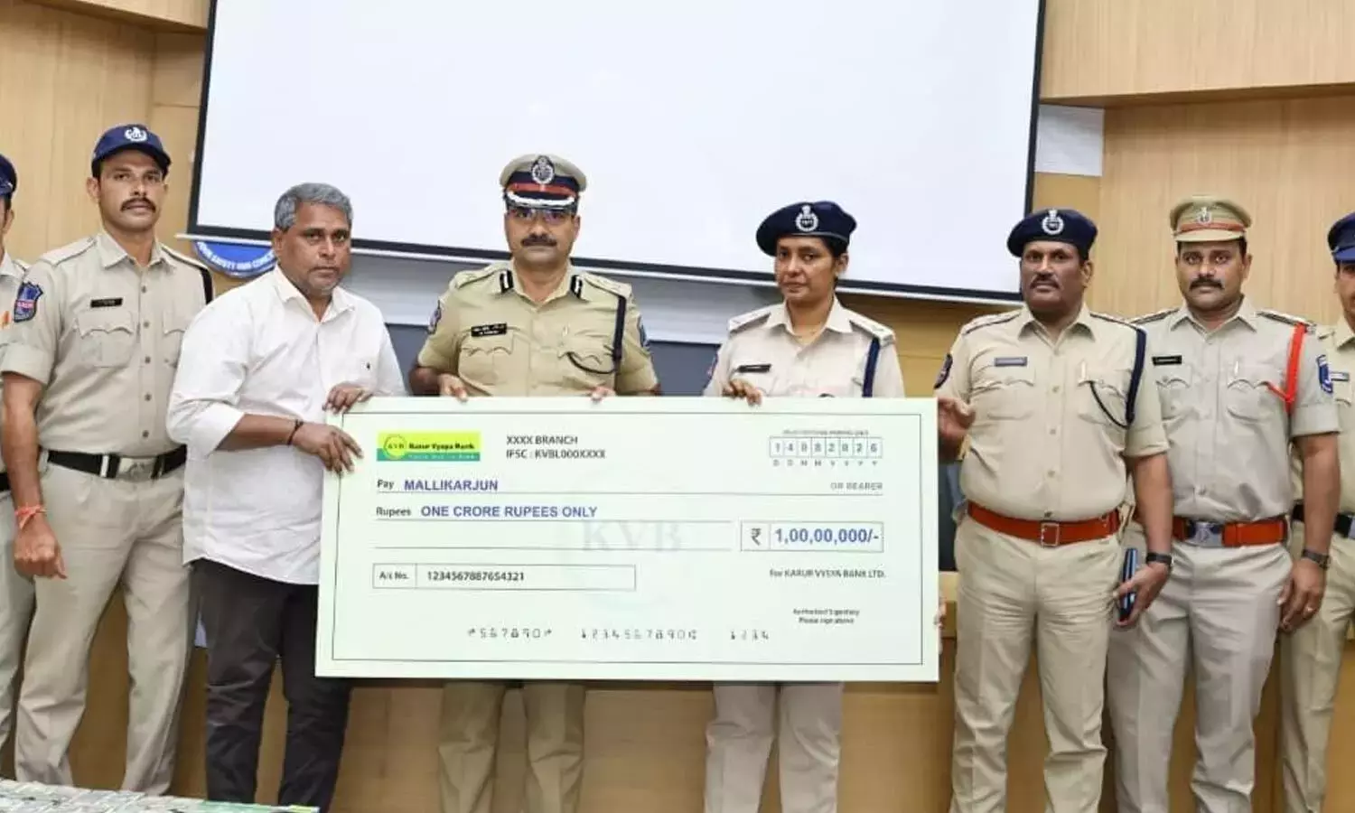 साइबराबाद पुलिस ने मालिक बनकर धोखाधड़ी करने के मामले में 1 करोड़ रुपये बरामद साइबराबाद पुलिस ने मालिक बनकर धोखाधड़ी करने के मामले में 1 करोड़ रुपये बरामद