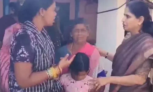 चामराजनगर गोलीकांड: डीसी श्रीरूपा ने मृतकों के परिजनों को दी सांत्वना