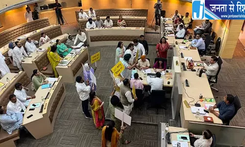चंडीगढ़ निगम बैठक में टेबल एजेंडा पर हंगामा चंडीगढ़ निगम बैठक में टेबल एजेंडा पर हंगामा