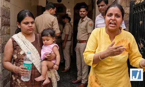 दहेज विवाद: मां की आंखों में आंसू, गोद में 8 महीने की बेटी... ससुराल ने नहीं खोला दरवाजा