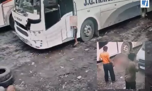 LIVE CCTV: लग्जरी बस के ऑटोमैटिक दरवाजे में फंसी 7 साल के बच्चे की गर्दन
