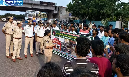 Andhra: हेलमेट जागरूकता अभियान चलाया गया