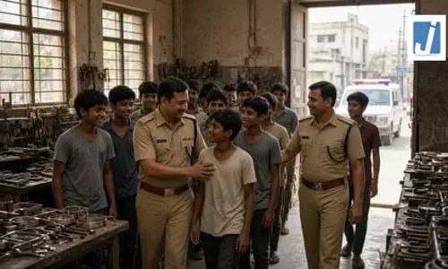 नकली गहने बनाने वाली यूनिट से 13 बाल मजदूरों को बचाया गया, जांच में जुटी पुलिस नकली गहने बनाने वाली यूनिट से 13 बाल मजदूरों को बचाया गया, जांच में जुटी पुलिस