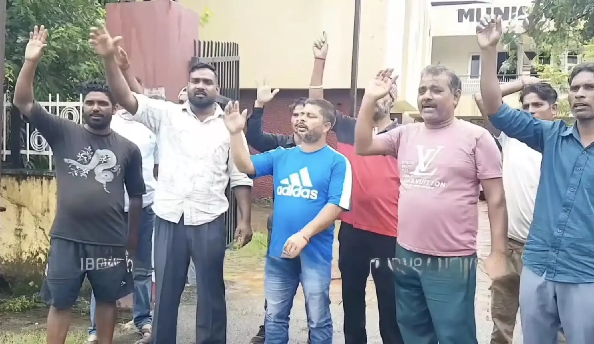 Kathua: मांगों पर नहीं बनी सहमति, कठुआ नगर परिषद के अस्थायी कर्मचारियों ने शुरू की हड़ताल