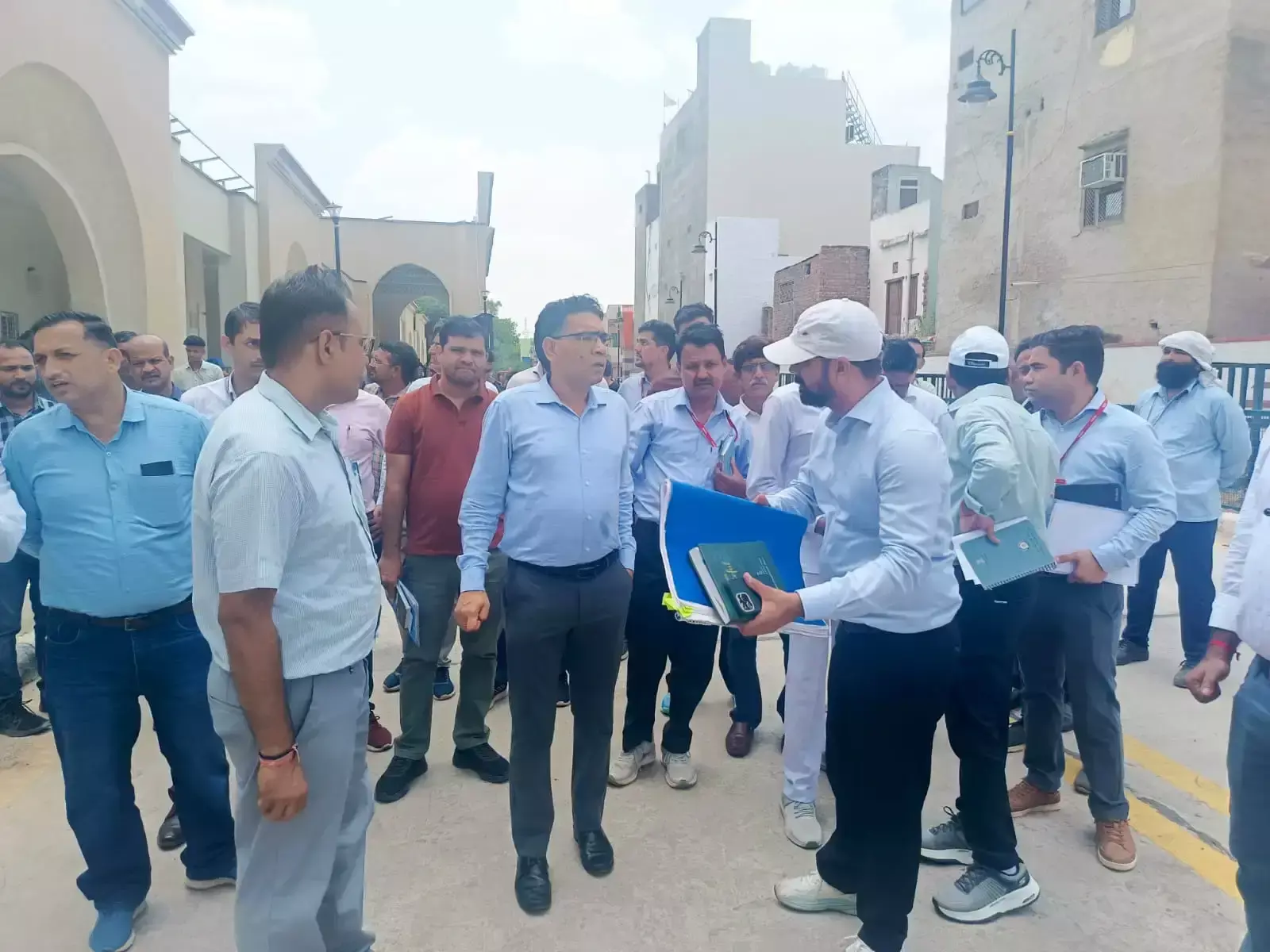 Bikaner: गोगामेड़ी मेले की तैयारी तेज, रेलवे अधिकारियों ने रेलखंड का लिया जायजा Bikaner: गोगामेड़ी मेले की तैयारी तेज, रेलवे अधिकारियों ने रेलखंड का लिया जायजा