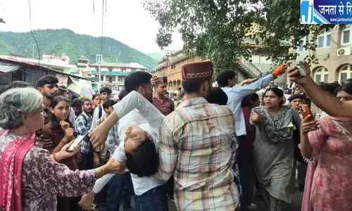 मंडी में मुख्यमंत्री का पुतला जलाने को लेकर छात्रों और पुलिस में टकराव, छात्र नेता घायल