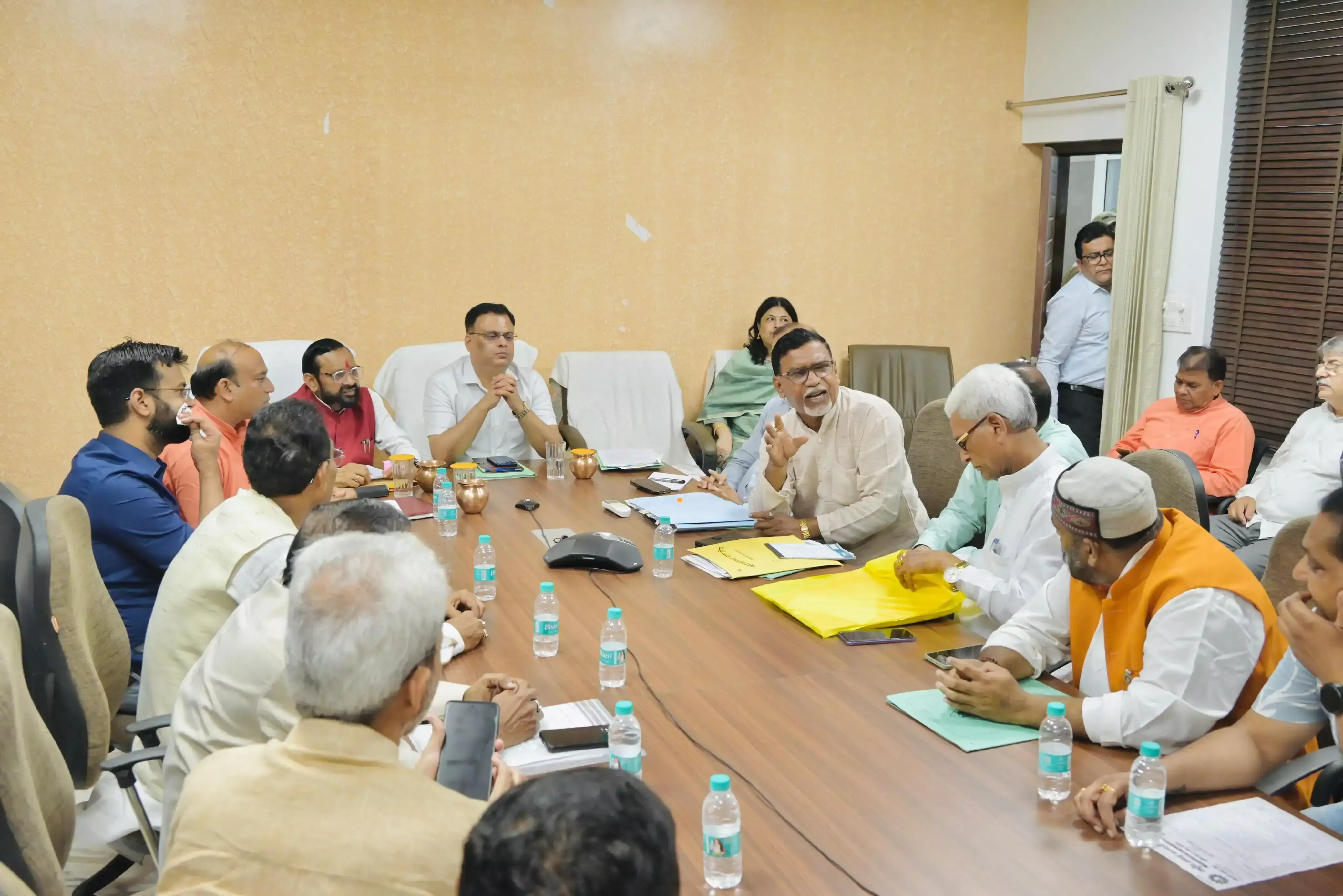 Dehradun: सफाई कर्मचारियों की समस्याओं पर हुई चर्चा, अधिकारियों को दिए जरूरी निर्देश
