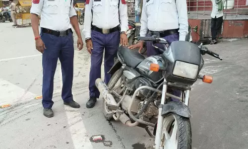वाहन चेकिंग के दौरान यातायात पुलिस ने चोरी की मोटरसाइकिल की बरामद, चालक मौके से फरार