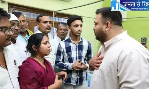तेजस्वी यादव ने हाजीपुर में मृत ठेकेदार के परिजनों से की मुलाकात